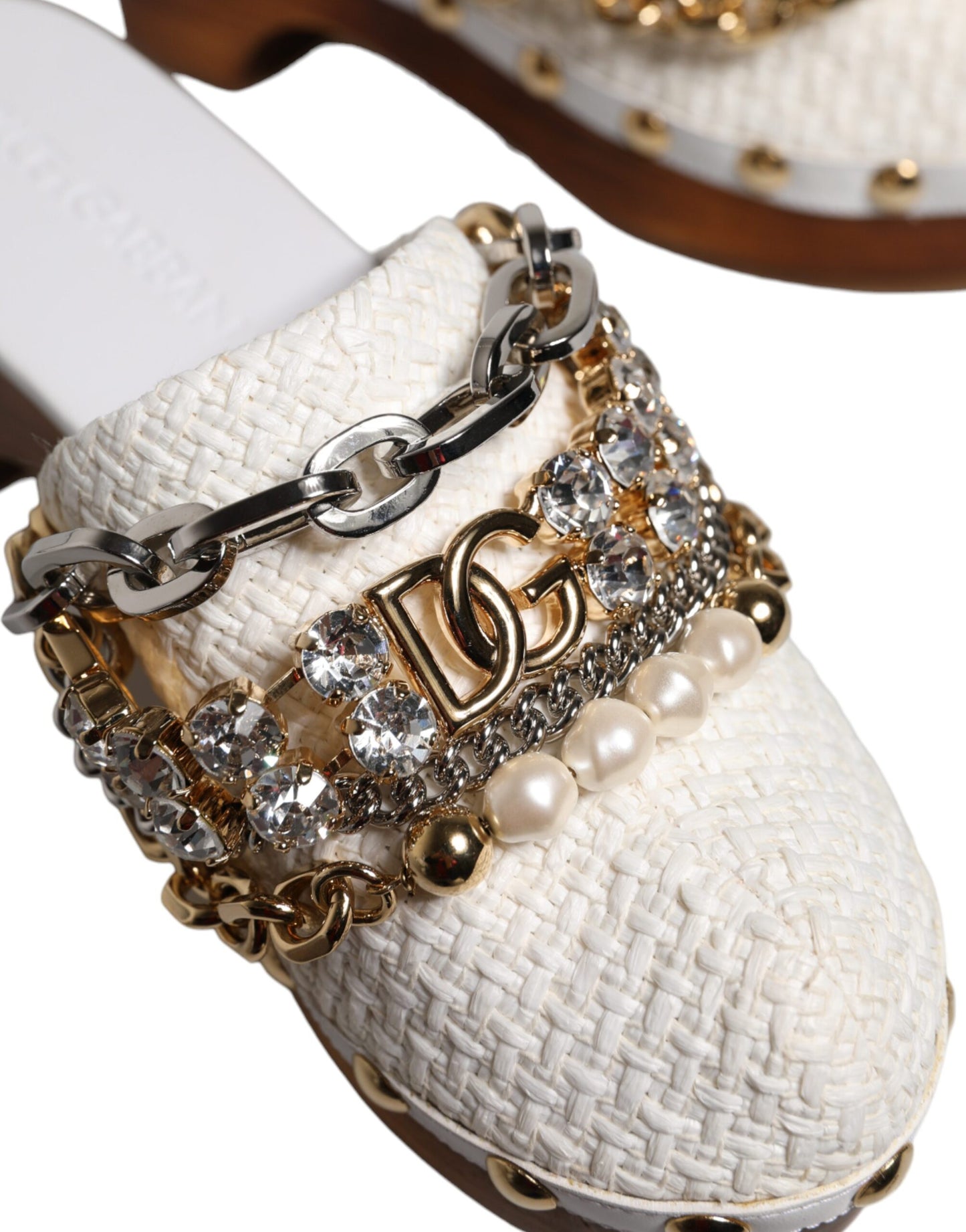 Zuecos de rafia blancos de Dolce &amp; Gabbana, sandalias con cadena y joyas