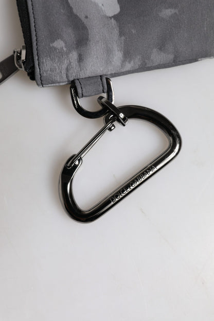 Bolso con llavero y placa con el logotipo de camuflaje en negro y gris de Dolce &amp; Gabbana