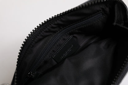 Bolso con llavero y placa con el logotipo de camuflaje en negro y gris de Dolce &amp; Gabbana