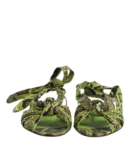 Sandalias cruzadas al tobillo con estampado animal verde de Dolce &amp; Gabbana