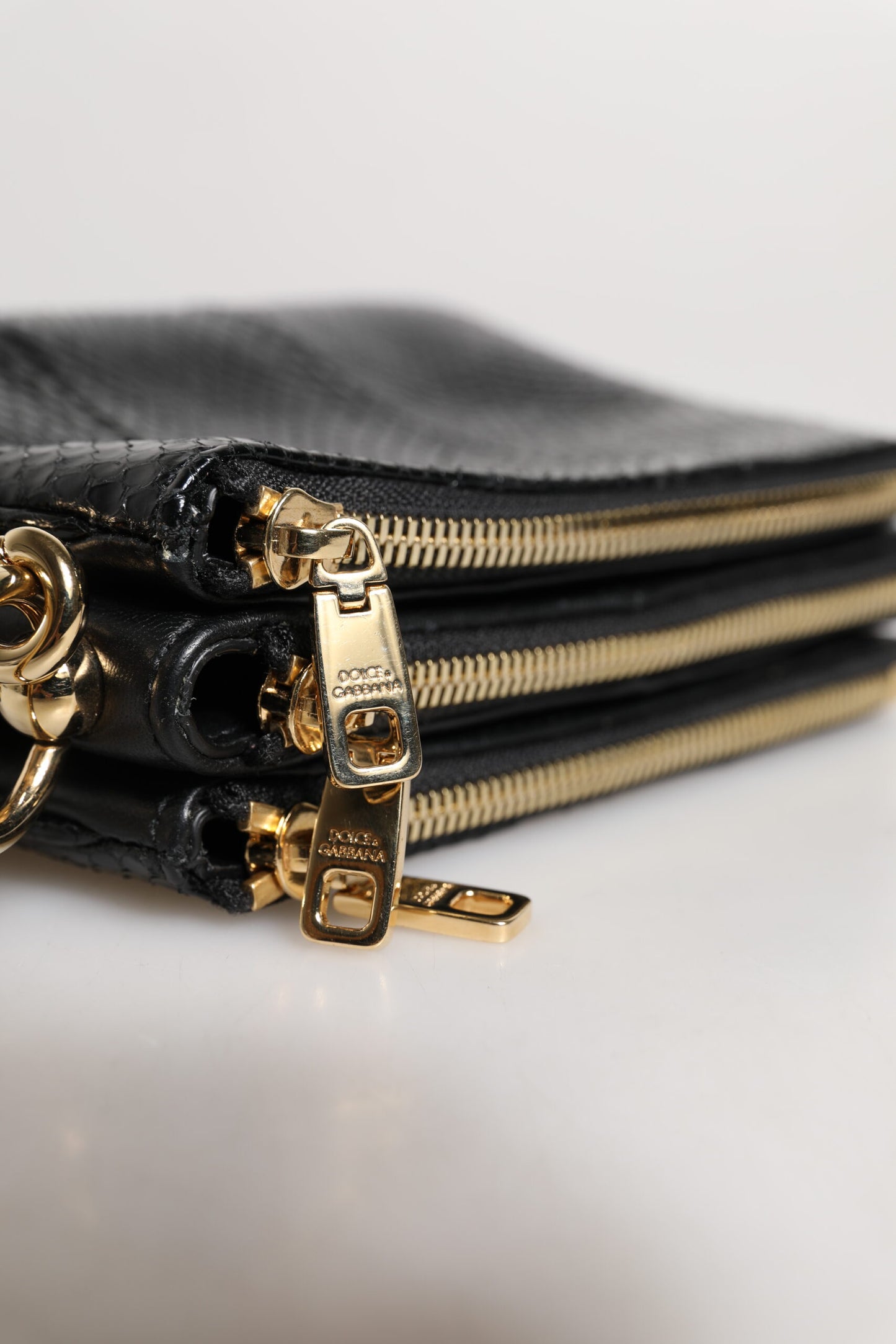 Bolso bandolera de piel exótica negra de Dolce &amp; Gabbana