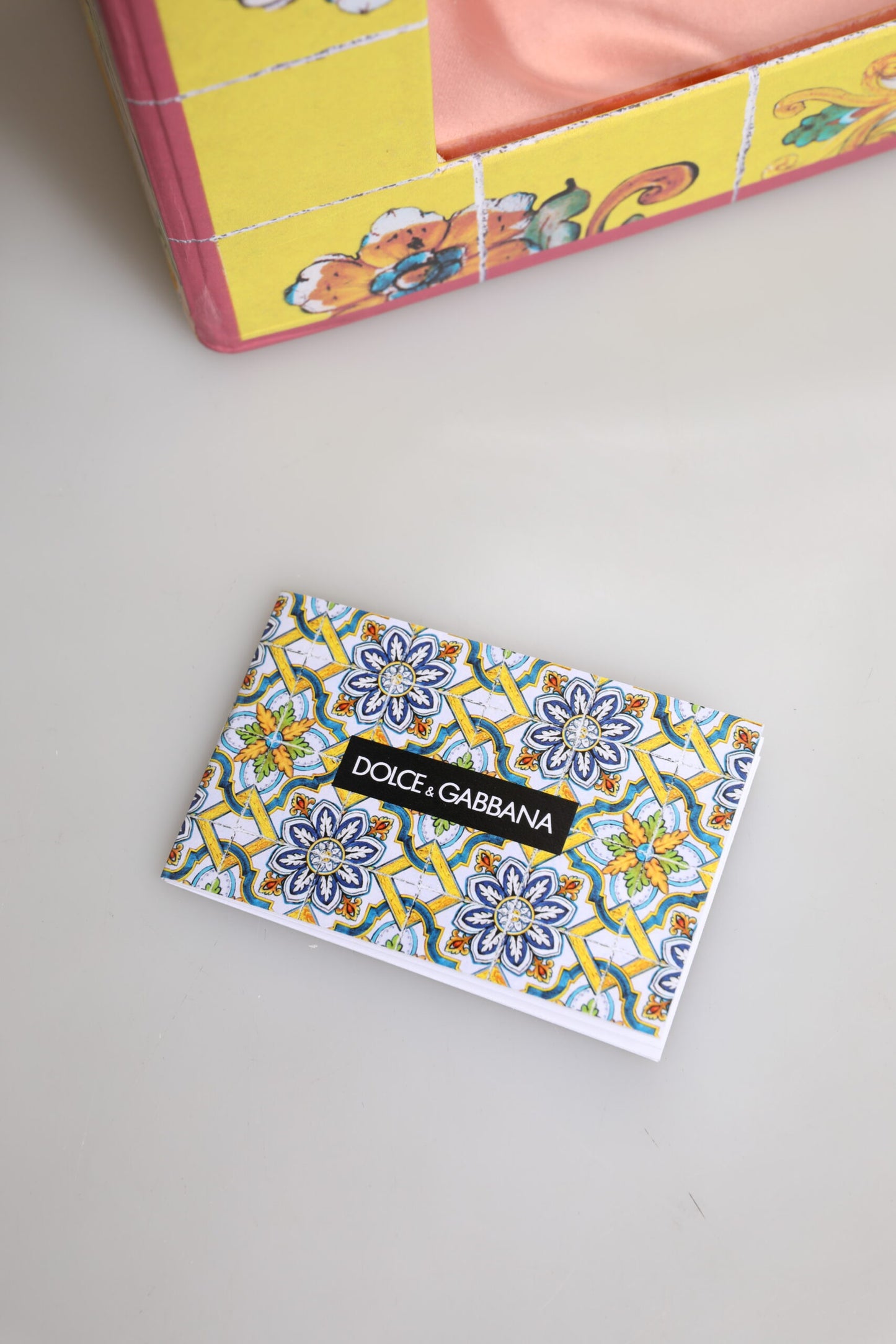 Poupées Dolce &amp; Gabbana en céramique, porcelaine, cuir et robe noire