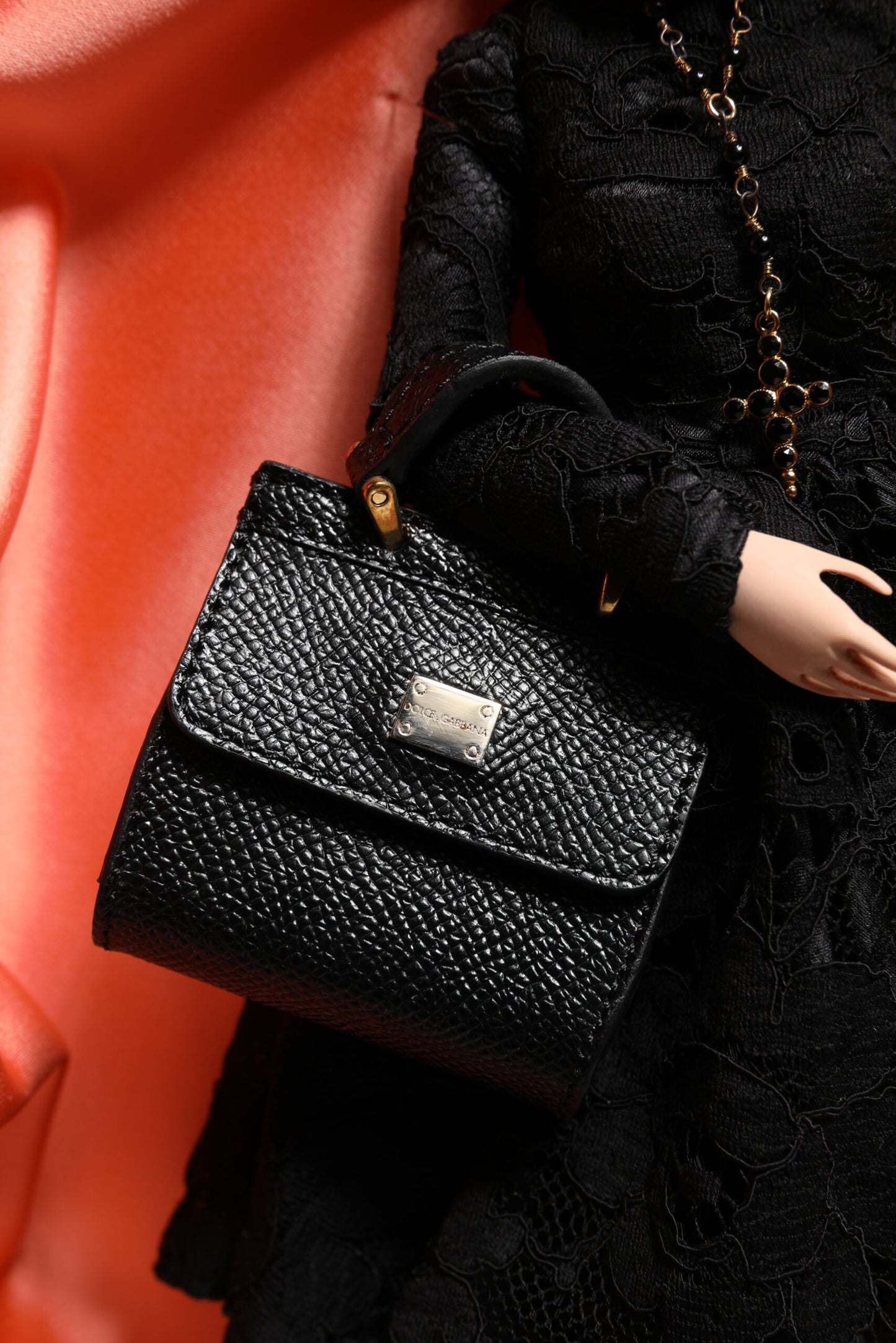 Poupées Dolce &amp; Gabbana en céramique, porcelaine, cuir et robe noire
