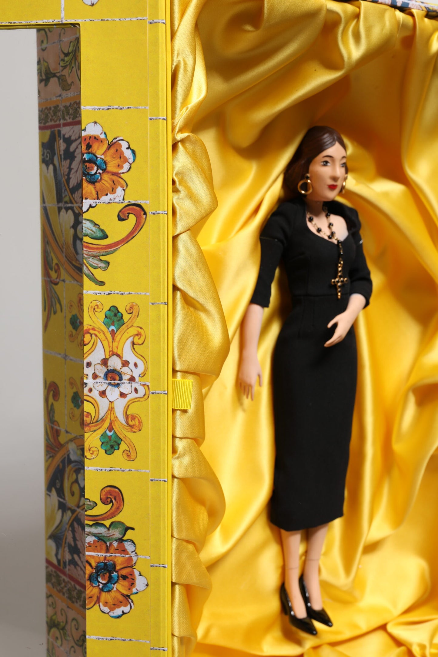Poupées Dolce &amp; Gabbana en céramique, porcelaine, cuir et robe noire
