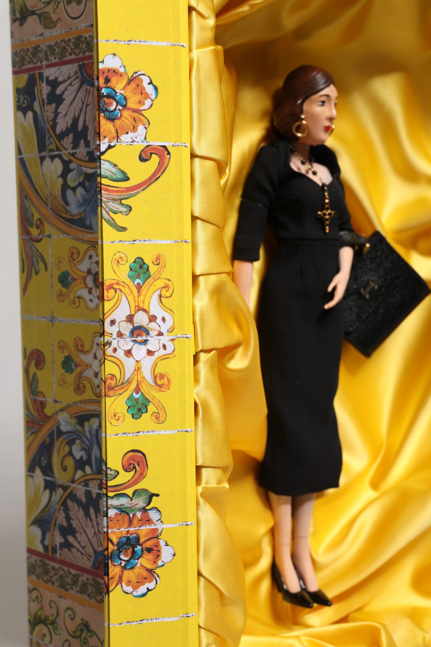 Poupées Dolce &amp; Gabbana en céramique, porcelaine, cuir et robe noire