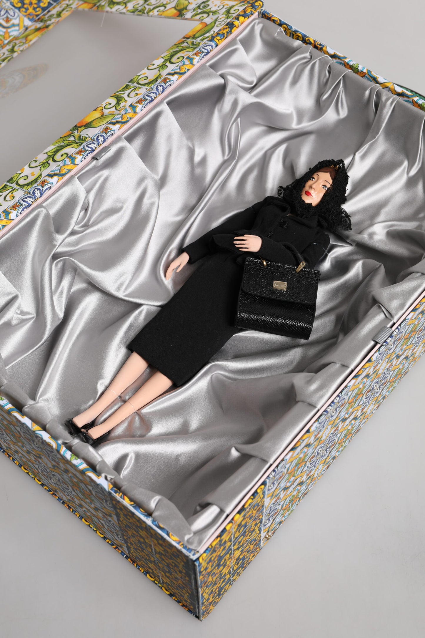 Poupées Dolce &amp; Gabbana en céramique, porcelaine, cuir et robe noire