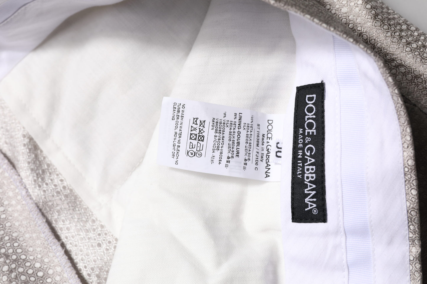 Traje de dos piezas de seda jacquard con lunares en gris claro de Dolce &amp; Gabbana