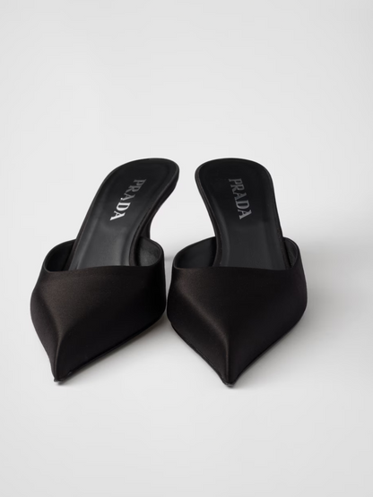 Sabot de satén negro de Prada