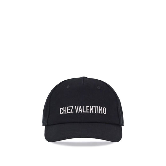 Valentino Garavani en la gorra de béisbol Valentino