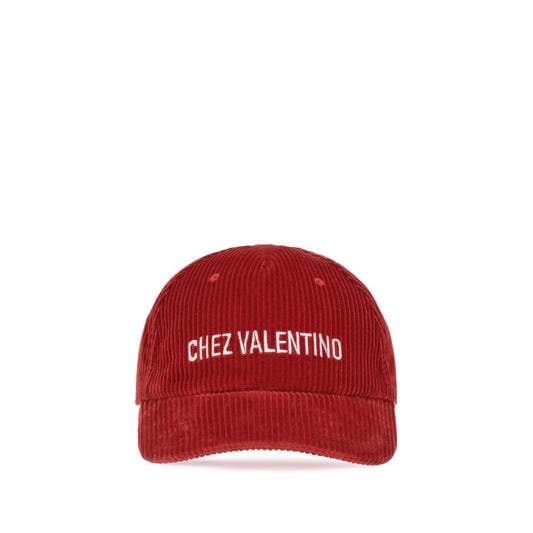 Valentino Garavani en la gorra de béisbol Valentino
