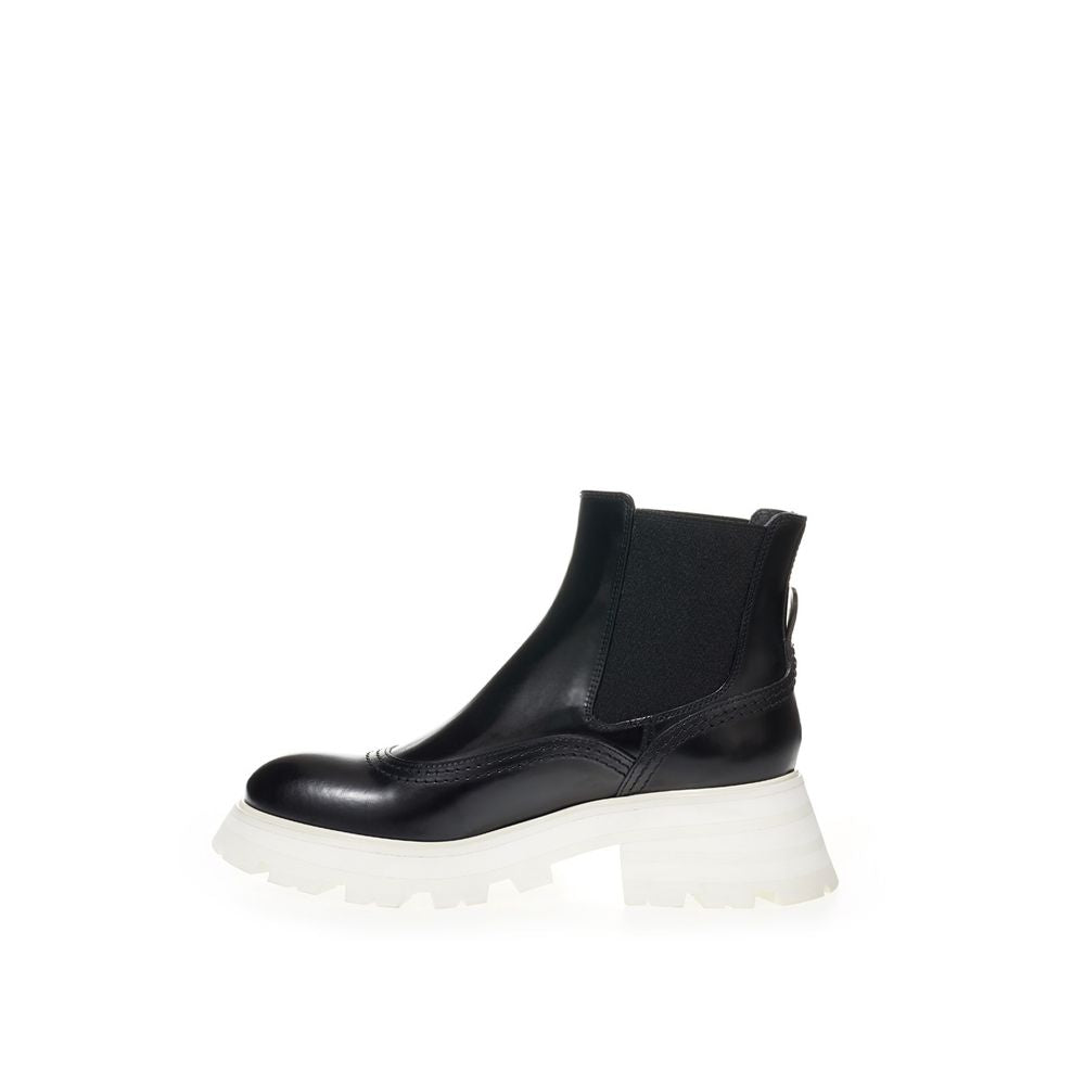 Alexander McQueen Elegant Leather Boots in Timeless Black - Sandy Store ByNet