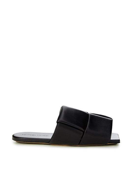 Bottega Veneta Elegant Black Leather Sandals – EU37/US7 par Bottega Veneta | Disponible sur Sandy Store ByNet