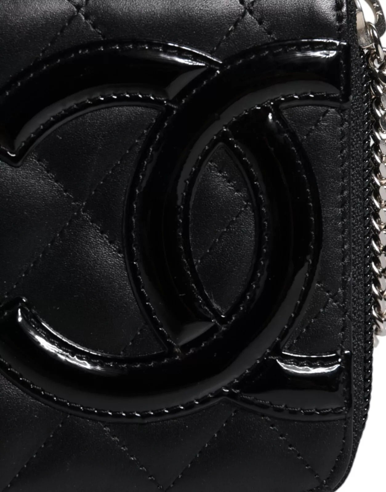 Chanel Black Quilted Leather Logo CC Continental Zip Wallet – par Chanel | Disponible sur Sandy Store ByNet