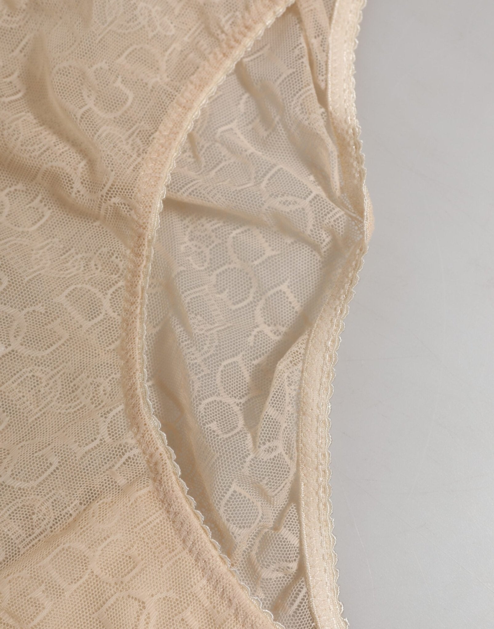 Dolce & Gabbana Beige DG Logo Lace Mid Waist Panty Underwear – IT2 | S par Dolce & Gabbana | Disponible sur Sandy Store ByNet
