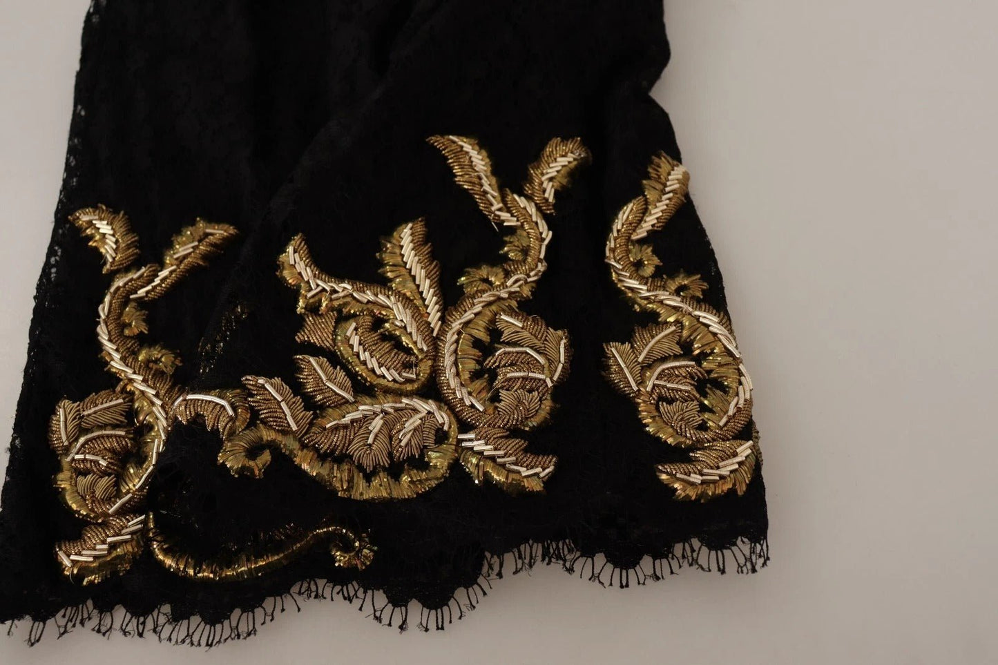 Dolce & Gabbana Black Lace Gold Baroque SPECIAL PIECE Shorts – IT40|S par Dolce & Gabbana | Disponible sur Sandy Store ByNet