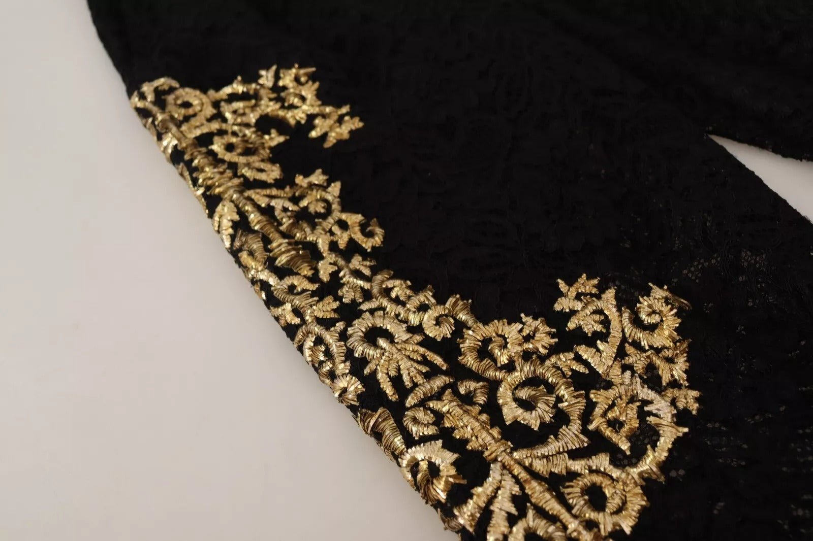 Dolce & Gabbana Black Lace Gold Baroque SPECIAL PIECE Shorts – IT40|S par Dolce & Gabbana | Disponible sur Sandy Store ByNet