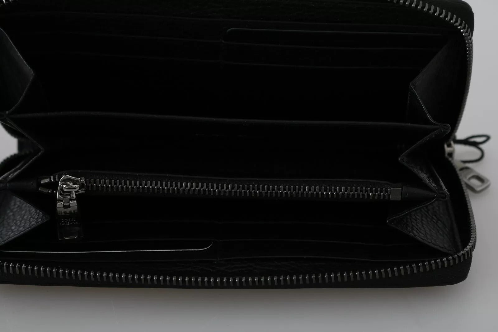 Dolce & Gabbana Black Leather DGFAMILY Zipper Continental Mens Wallet – par Dolce & Gabbana | Disponible sur Sandy Store ByNet
