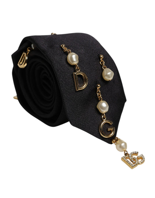 Dolce & Gabbana Black Logo Embellished Adjustable Necktie Tie – par Dolce & Gabbana | Disponible sur Sandy Store ByNet