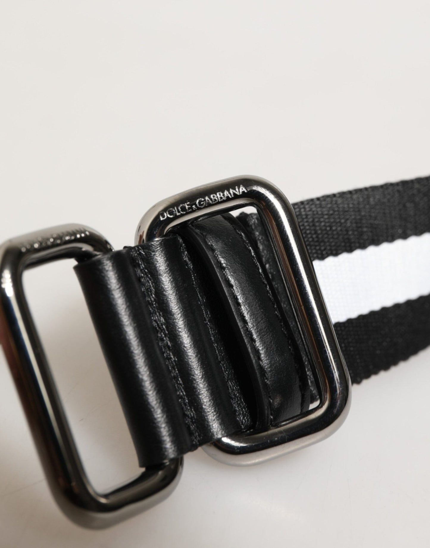 Dolce & Gabbana Black White Striped Logo Metal Buckle Belt – 100 cm / 40 Inches par Dolce & Gabbana | Disponible sur Sandy Store ByNet