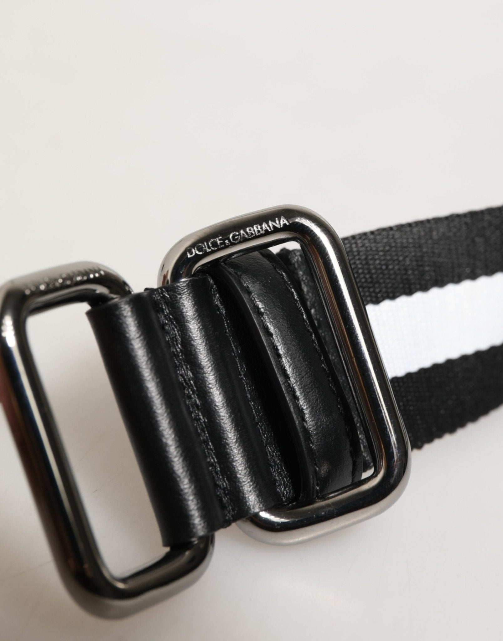 Dolce & Gabbana Black White Striped Logo Metal Buckle Belt – 100 cm / 40 Inches par Dolce & Gabbana | Disponible sur Sandy Store ByNet