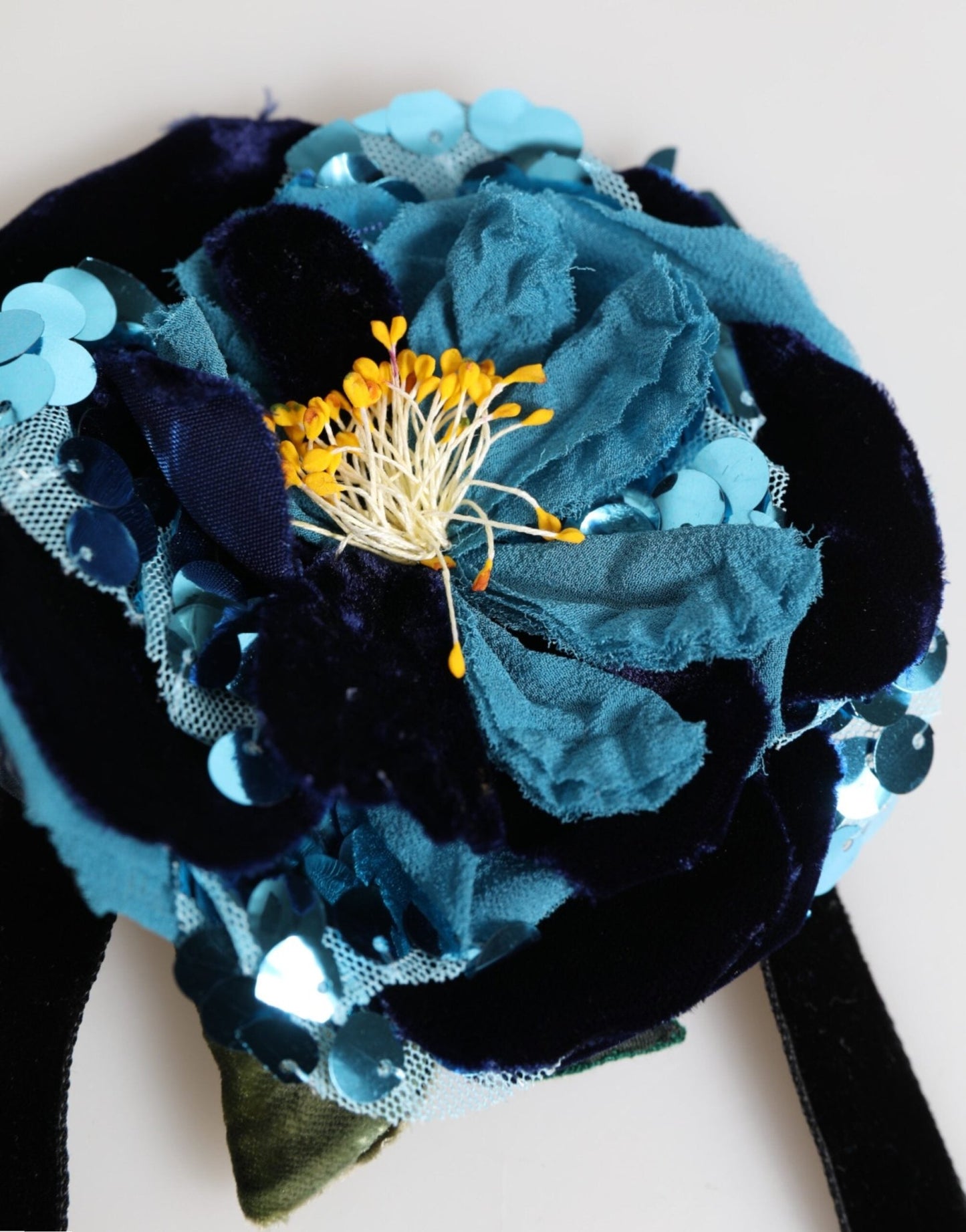 Dolce & Gabbana Blue Floral Appliqué Velvet Choker Crystal Beads Necklace – par Dolce & Gabbana | Disponible sur Sandy Store ByNet