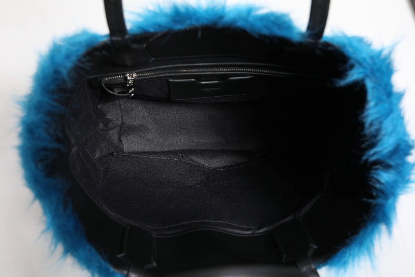 Dolce & Gabbana Blue Fur Logo Plaque Double Handle Shoulder Bag – par Dolce & Gabbana | Disponible sur Sandy Store ByNet