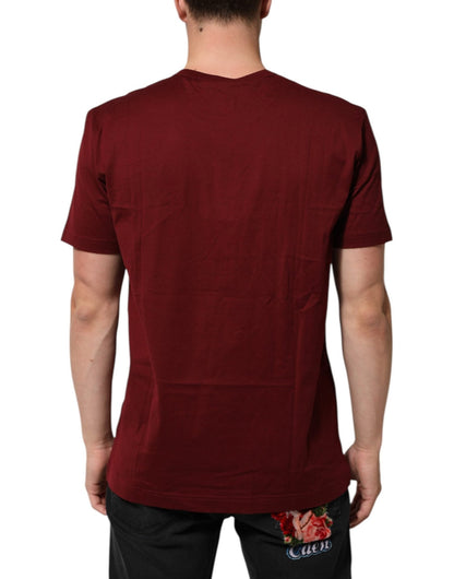 Dolce & Gabbana Bordeaux Red Cotton Crest Logo Patch T-Shirt – IT54 | XL par Dolce & Gabbana | Disponible sur Sandy Store ByNet