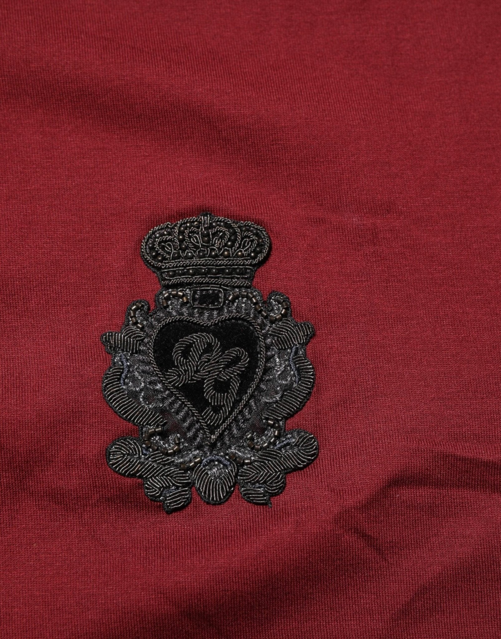 Dolce & Gabbana Bordeaux Red Cotton Crest Logo Patch T-Shirt – IT54 | XL par Dolce & Gabbana | Disponible sur Sandy Store ByNet