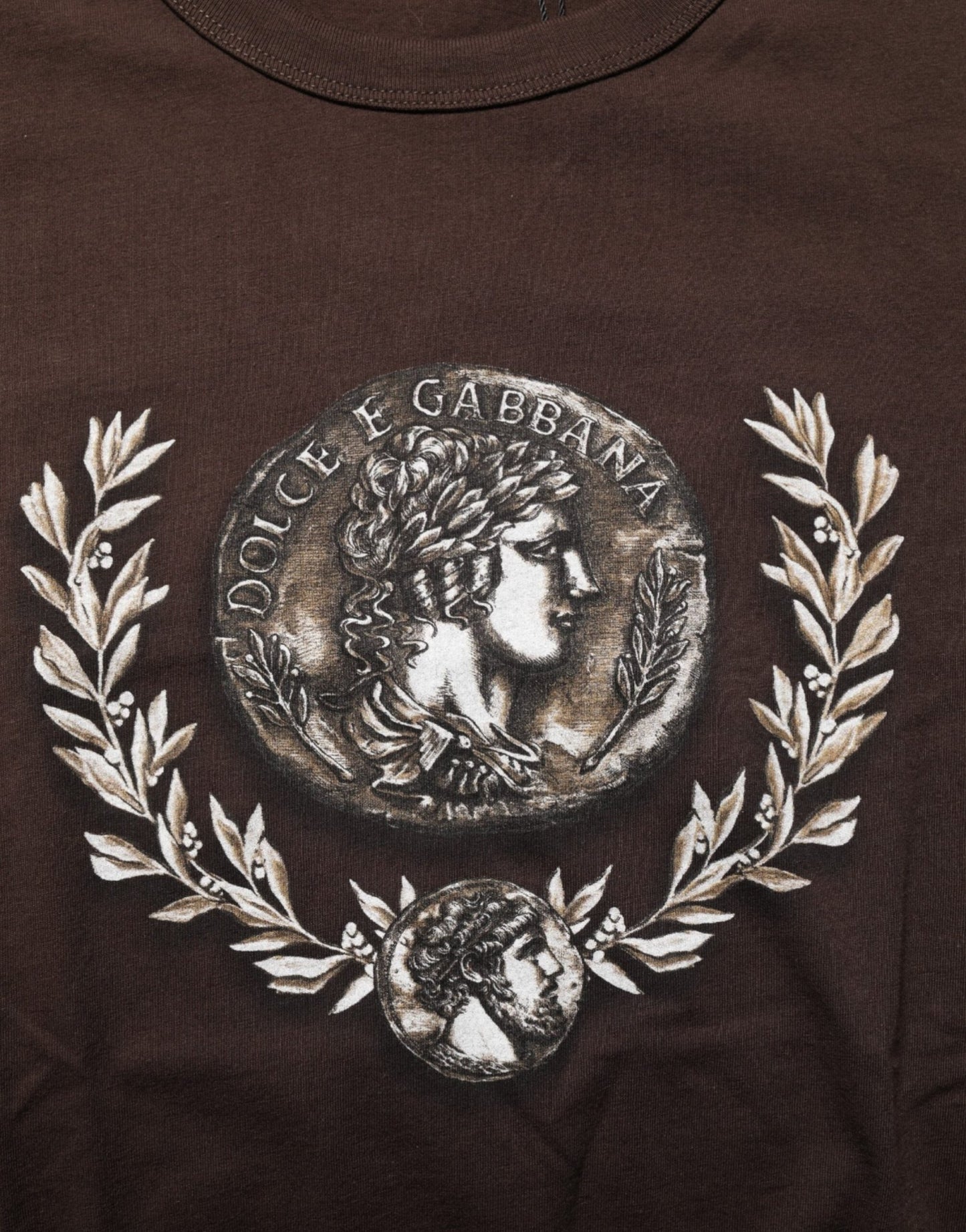 Dolce & Gabbana Brown Coin Laurel Print Men Crew Neck T-shirt – IT44 | XS par Dolce & Gabbana | Disponible sur Sandy Store ByNet