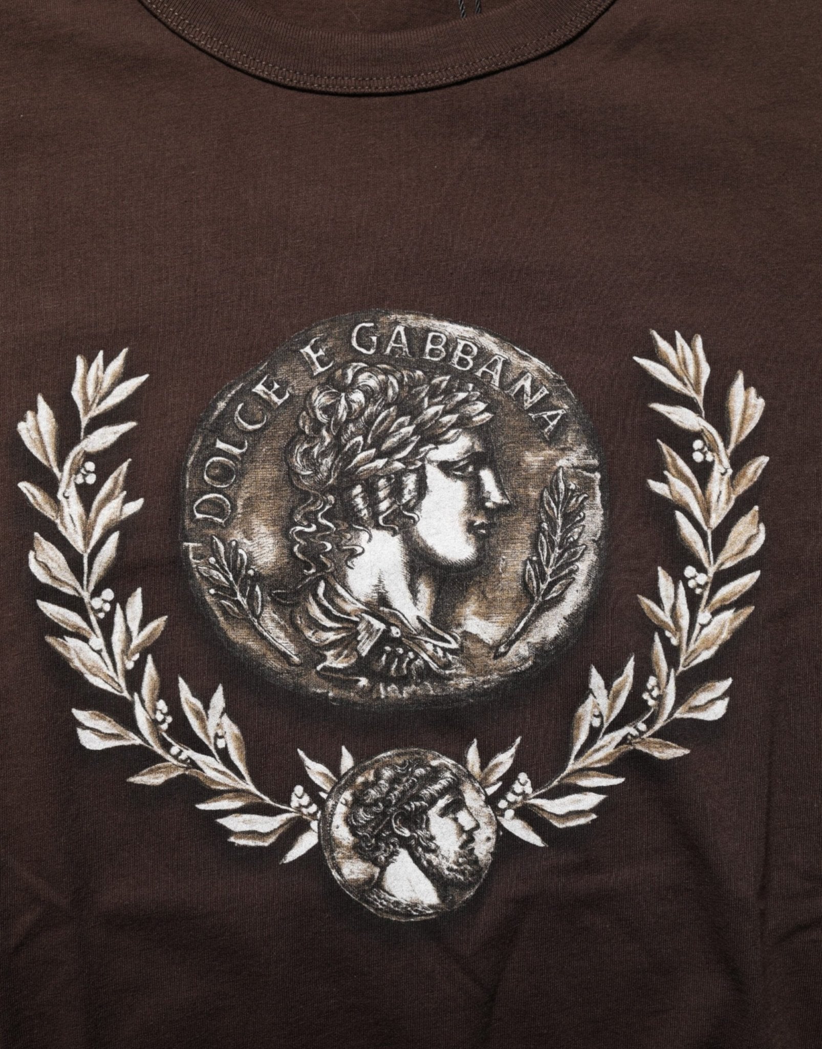 Dolce & Gabbana Brown Coin Laurel Print Men Crew Neck T-shirt – IT44 | XS par Dolce & Gabbana | Disponible sur Sandy Store ByNet