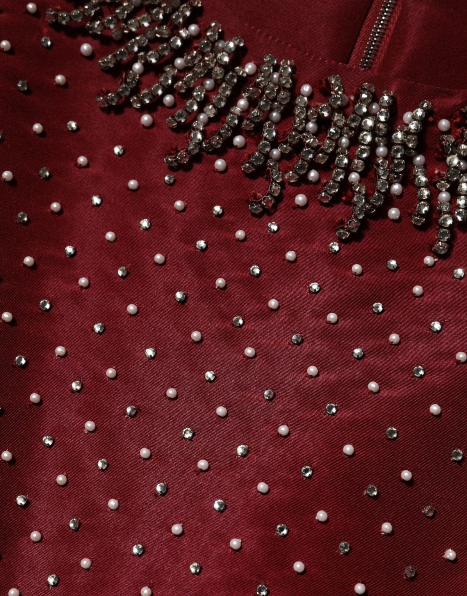 Dolce & Gabbana Burgundy Silk Beaded Evening Gown Dress – IT44 | L par Dolce & Gabbana | Disponible sur Sandy Store ByNet