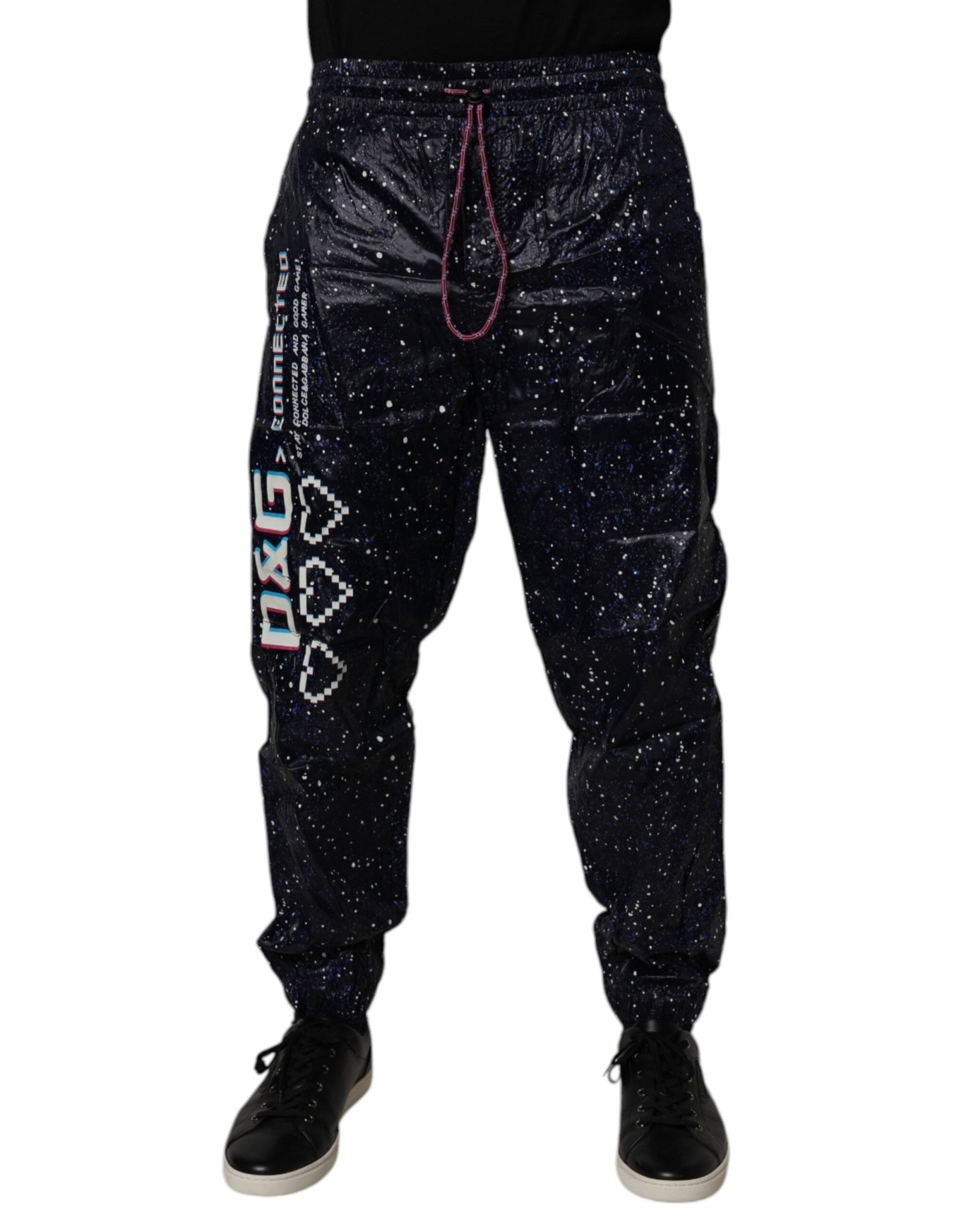 Dolce & Gabbana Dark Blue DG Game Print Cotton Jogger Pants – IT48 | M par Dolce & Gabbana | Disponible sur Sandy Store ByNet