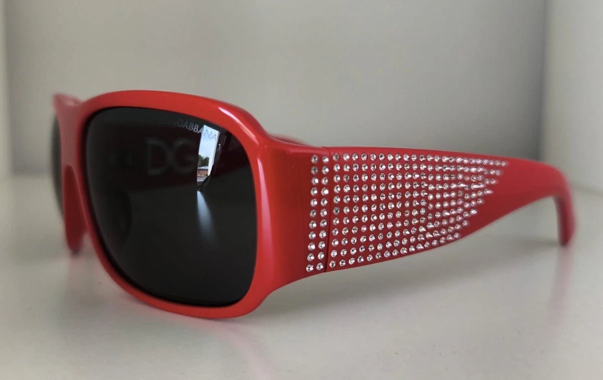 Dolce & Gabbana DG4027 Red Crystal Black Lens Shades Sunglasses – par Dolce & Gabbana | Disponible sur Sandy Store ByNet