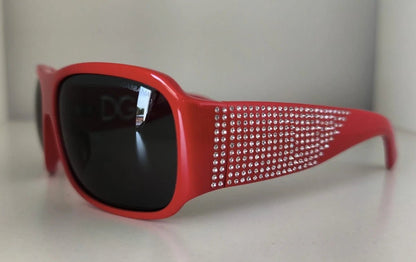 Dolce & Gabbana DG4027 Red Crystal Black Lens Shades Sunglasses – par Dolce & Gabbana | Disponible sur Sandy Store ByNet