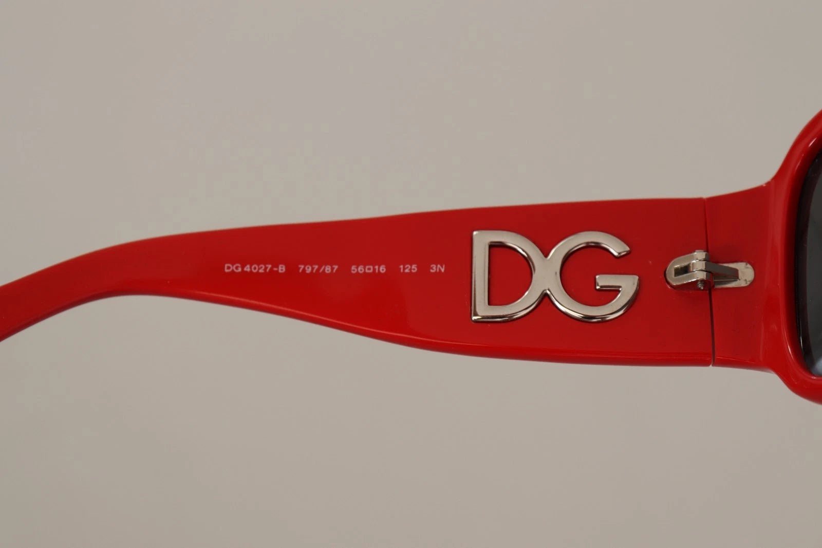 Dolce & Gabbana DG4027 Red Crystal Black Lens Shades Sunglasses – par Dolce & Gabbana | Disponible sur Sandy Store ByNet