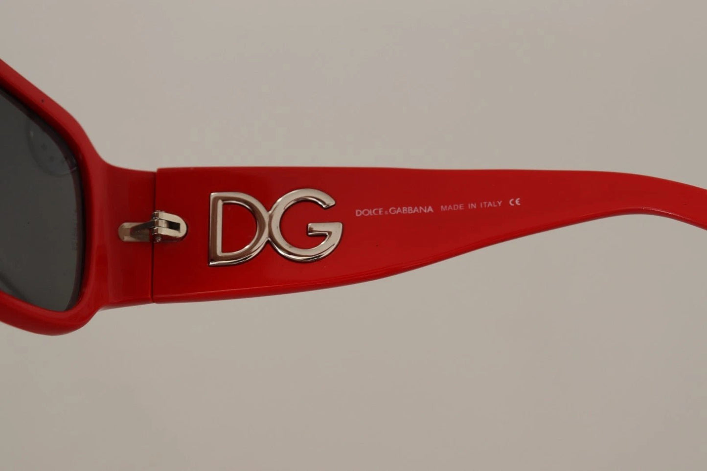 Dolce & Gabbana DG4027 Red Crystal Black Lens Shades Sunglasses – par Dolce & Gabbana | Disponible sur Sandy Store ByNet
