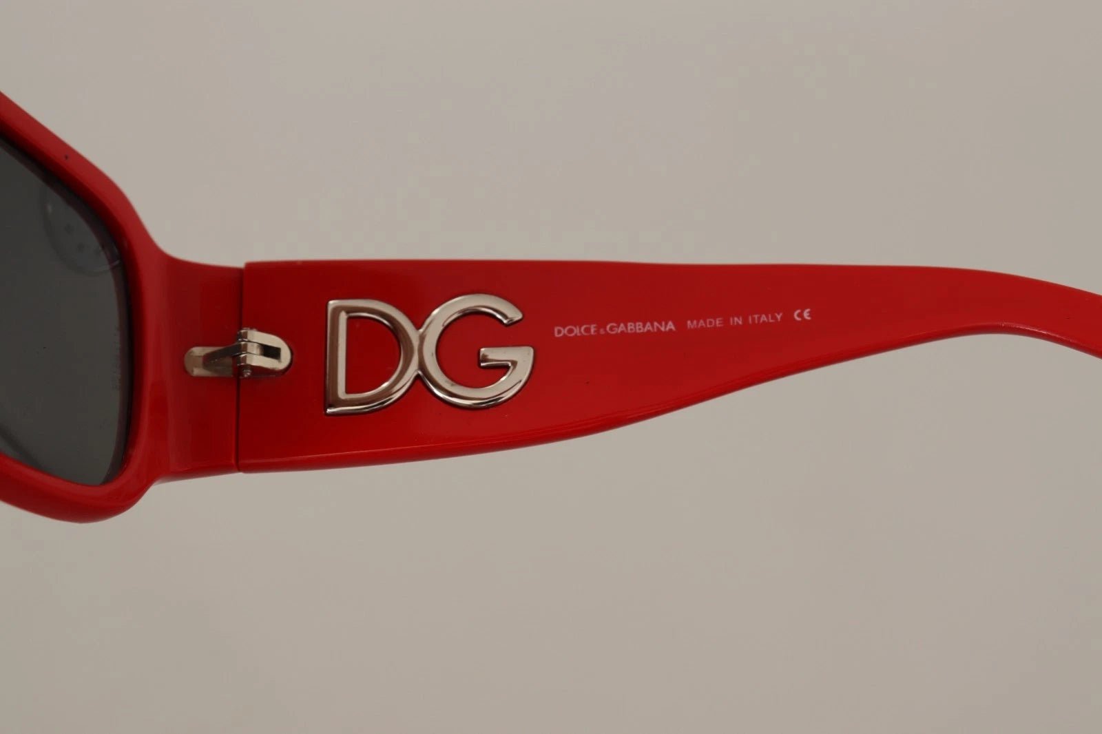 Dolce & Gabbana DG4027 Red Crystal Black Lens Shades Sunglasses – par Dolce & Gabbana | Disponible sur Sandy Store ByNet