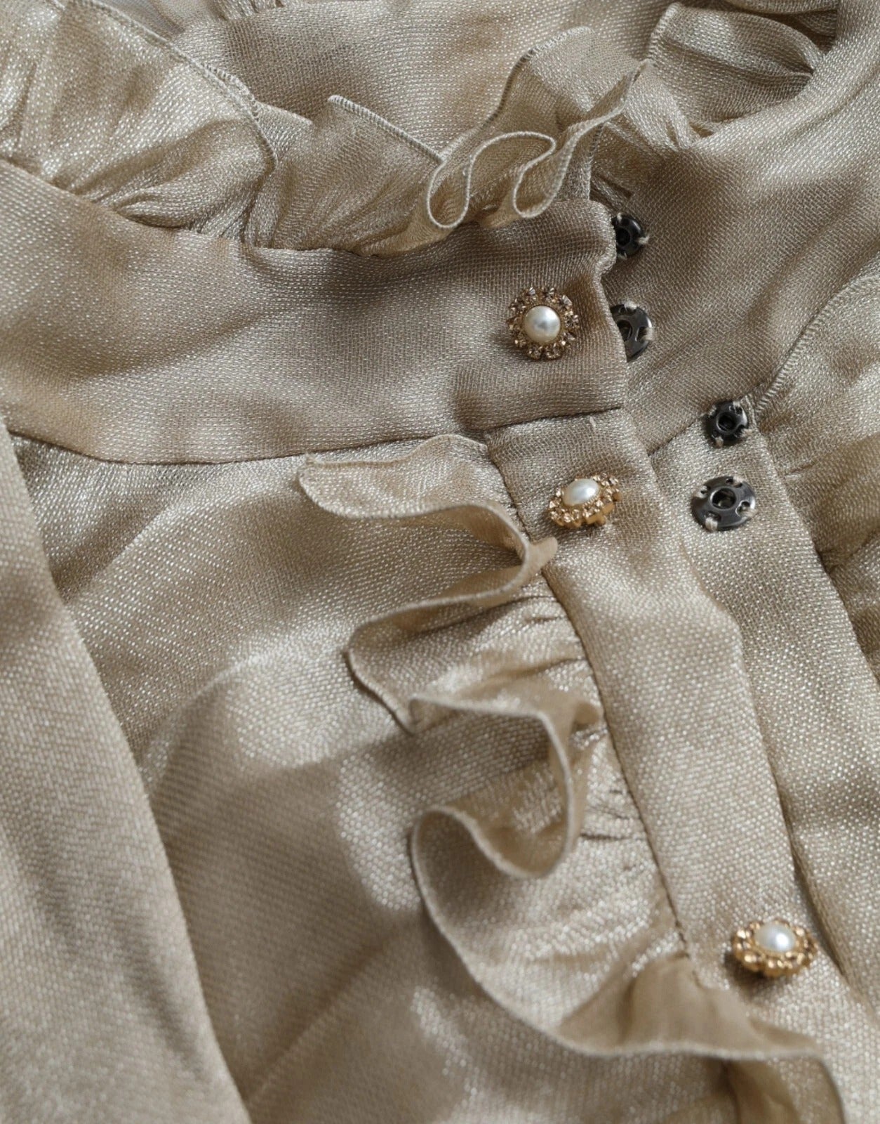 Dolce & Gabbana Gold Ascot Collar Ruffles Blouse Top – IT46|XL par Dolce & Gabbana | Disponible sur Sandy Store ByNet