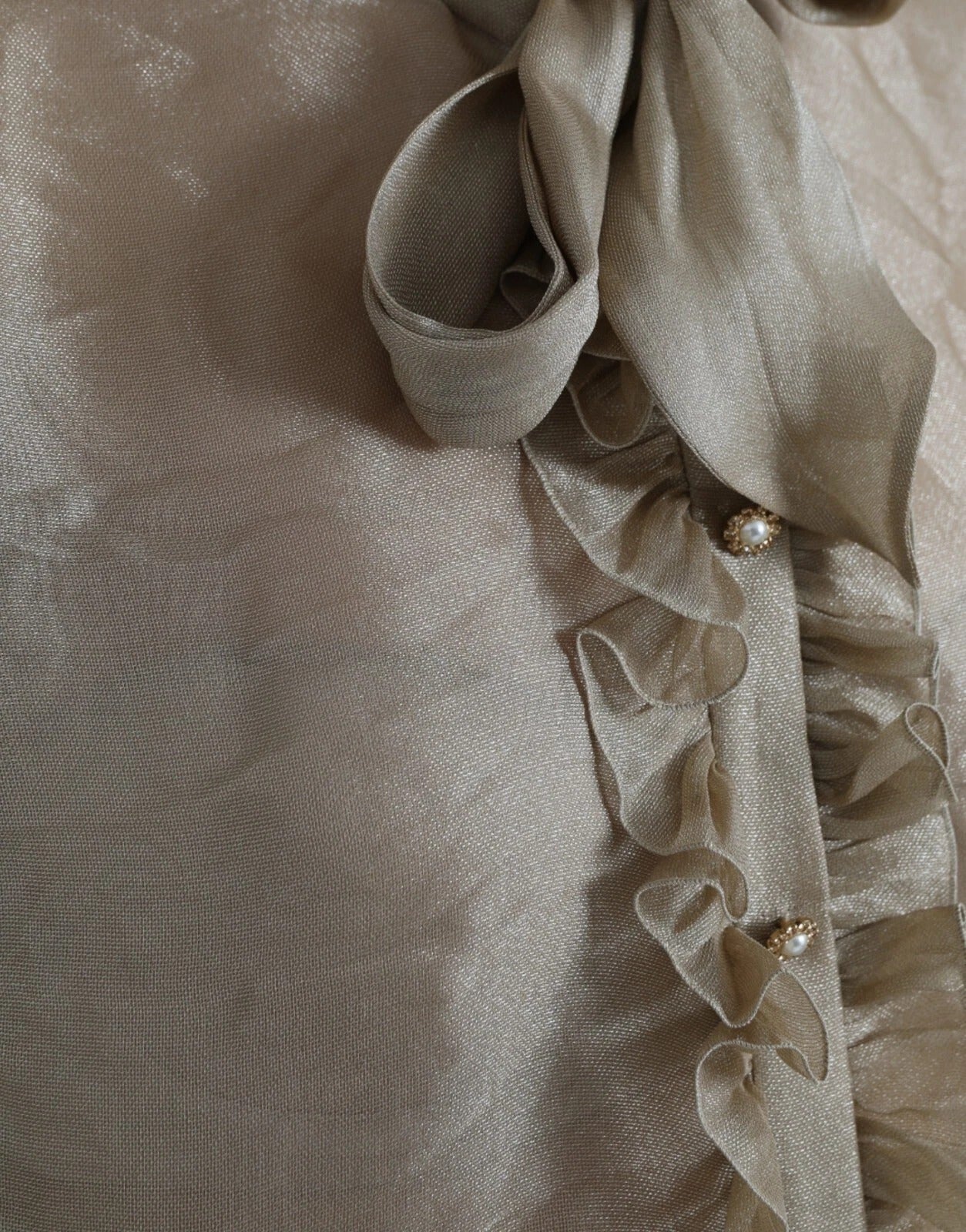 Dolce & Gabbana Gold Ascot Collar Ruffles Blouse Top – IT46|XL par Dolce & Gabbana | Disponible sur Sandy Store ByNet
