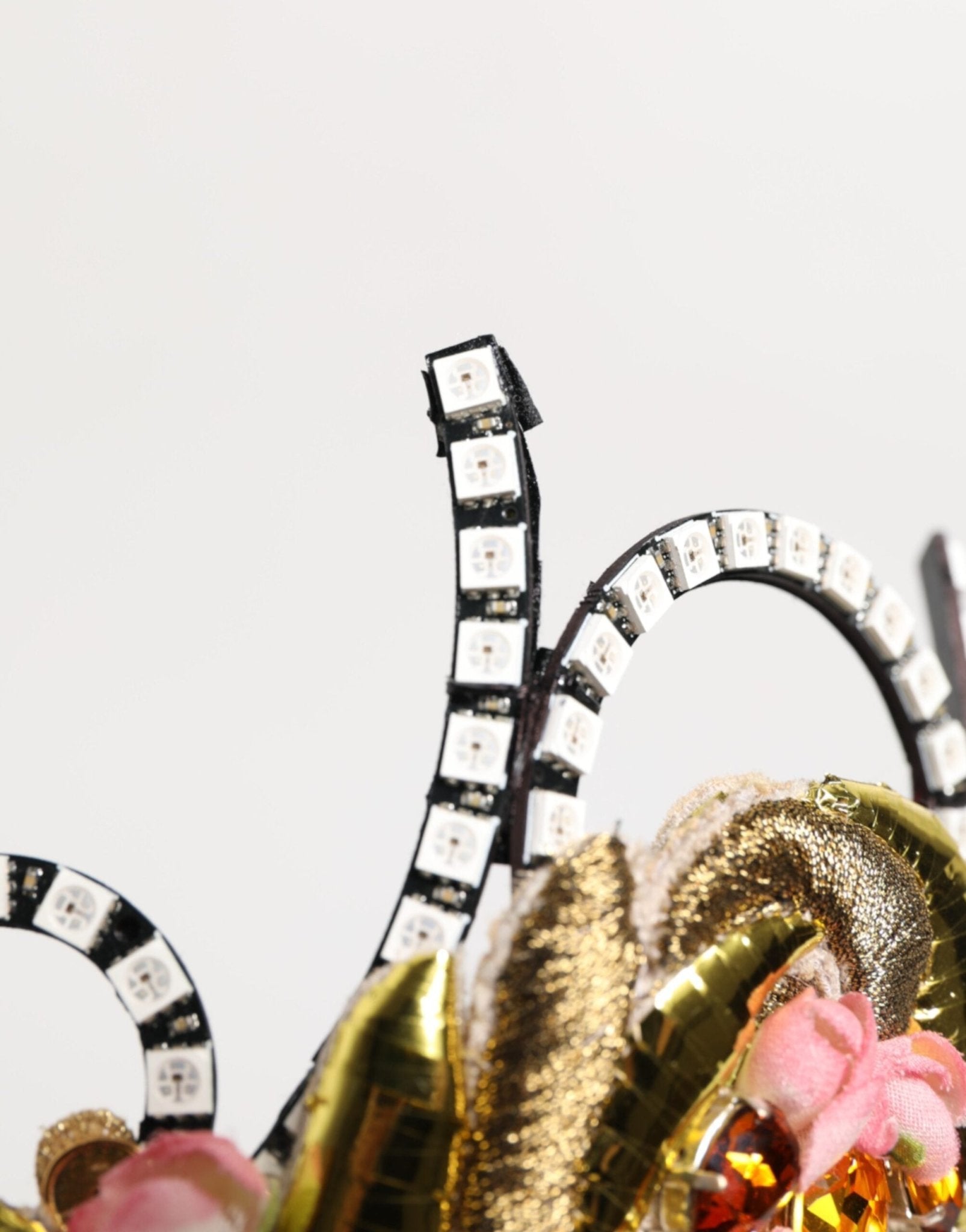 Dolce & Gabbana Gold Brass Crystal Embellished Headpiece Crown Diadem Tiara – par Dolce & Gabbana | Disponible sur Sandy Store ByNet