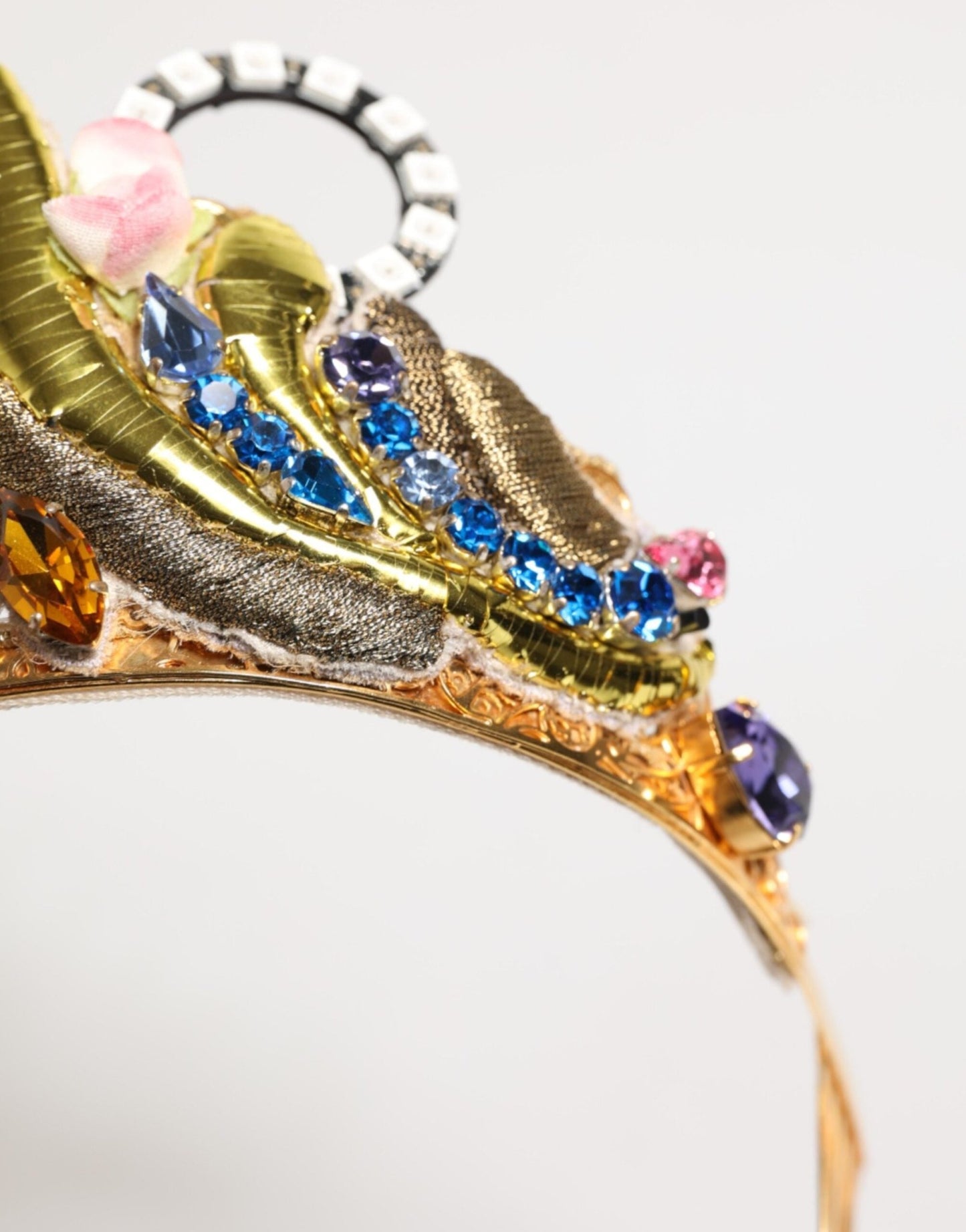 Dolce & Gabbana Gold Brass Crystal Embellished Headpiece Crown Diadem Tiara – par Dolce & Gabbana | Disponible sur Sandy Store ByNet