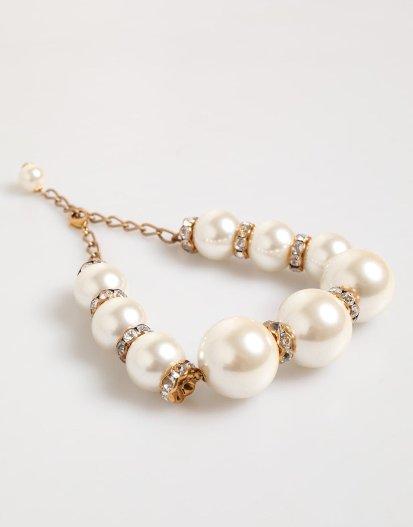Dolce & Gabbana Gold Brass Faux Pearl Crystal Statement Luxury Jewelry Necklace – par Dolce & Gabbana | Disponible sur Sandy Store ByNet