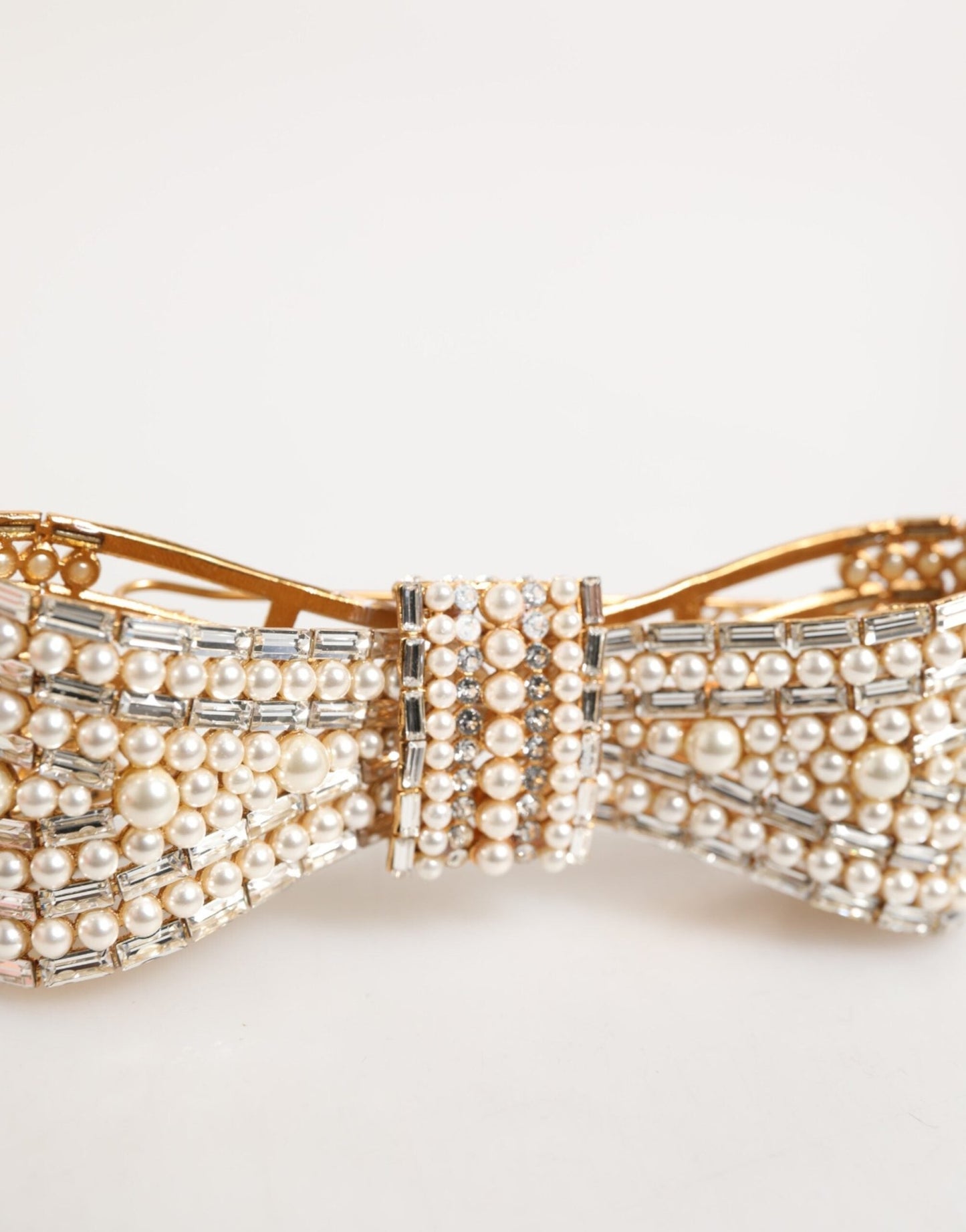 Dolce & Gabbana Gold Brass Glas Crystal Faux Pearl Embellished Brooch – par Dolce & Gabbana | Disponible sur Sandy Store ByNet