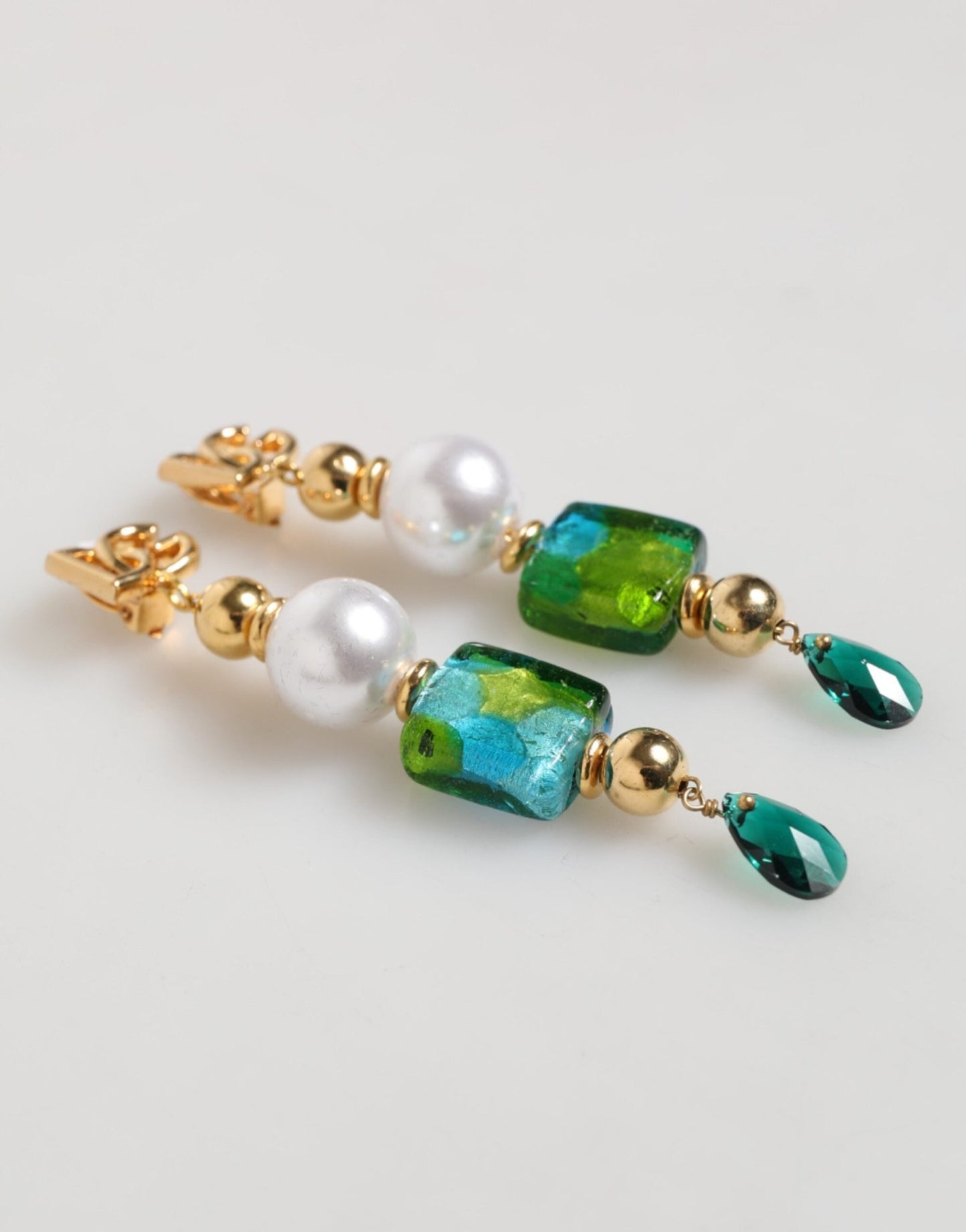 Dolce & Gabbana Gold Brass Multicolour Pearl Green Blue Drop Logo DG Earrings – par Dolce & Gabbana | Disponible sur Sandy Store ByNet