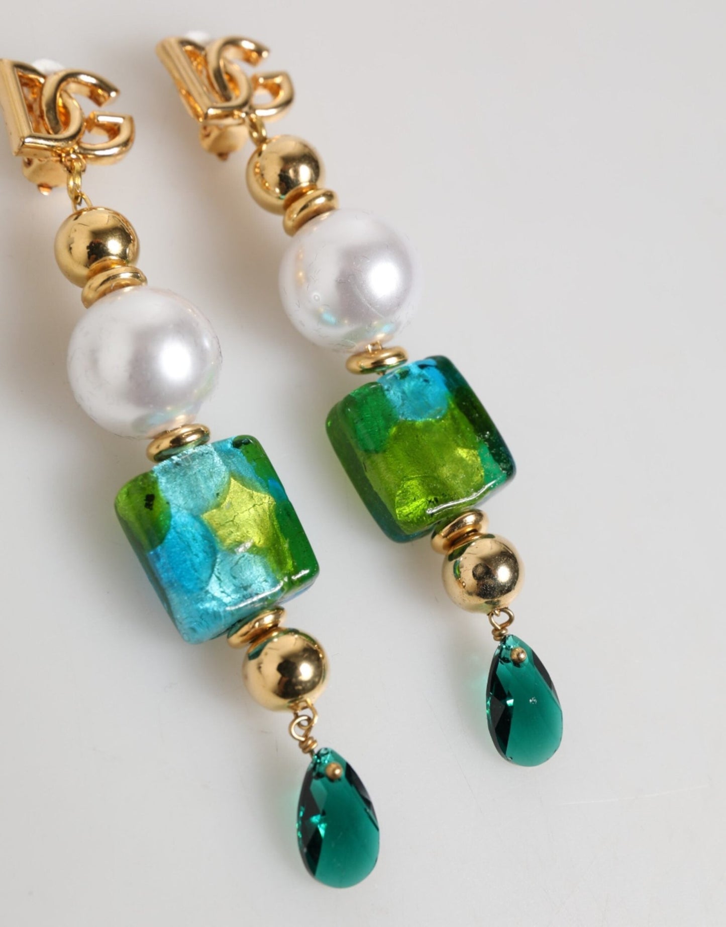 Dolce & Gabbana Gold Brass Multicolour Pearl Green Blue Drop Logo DG Earrings – par Dolce & Gabbana | Disponible sur Sandy Store ByNet