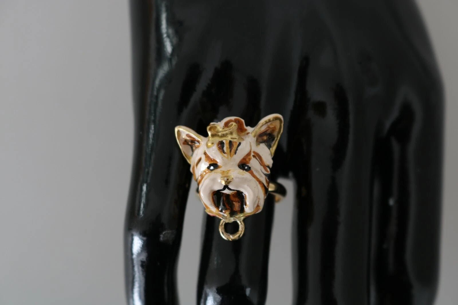 Dolce & Gabbana Gold Brass Resin Beige Dog Pet Accessory Ring – EU50 I US5.5 par Dolce & Gabbana | Disponible sur Sandy Store ByNet