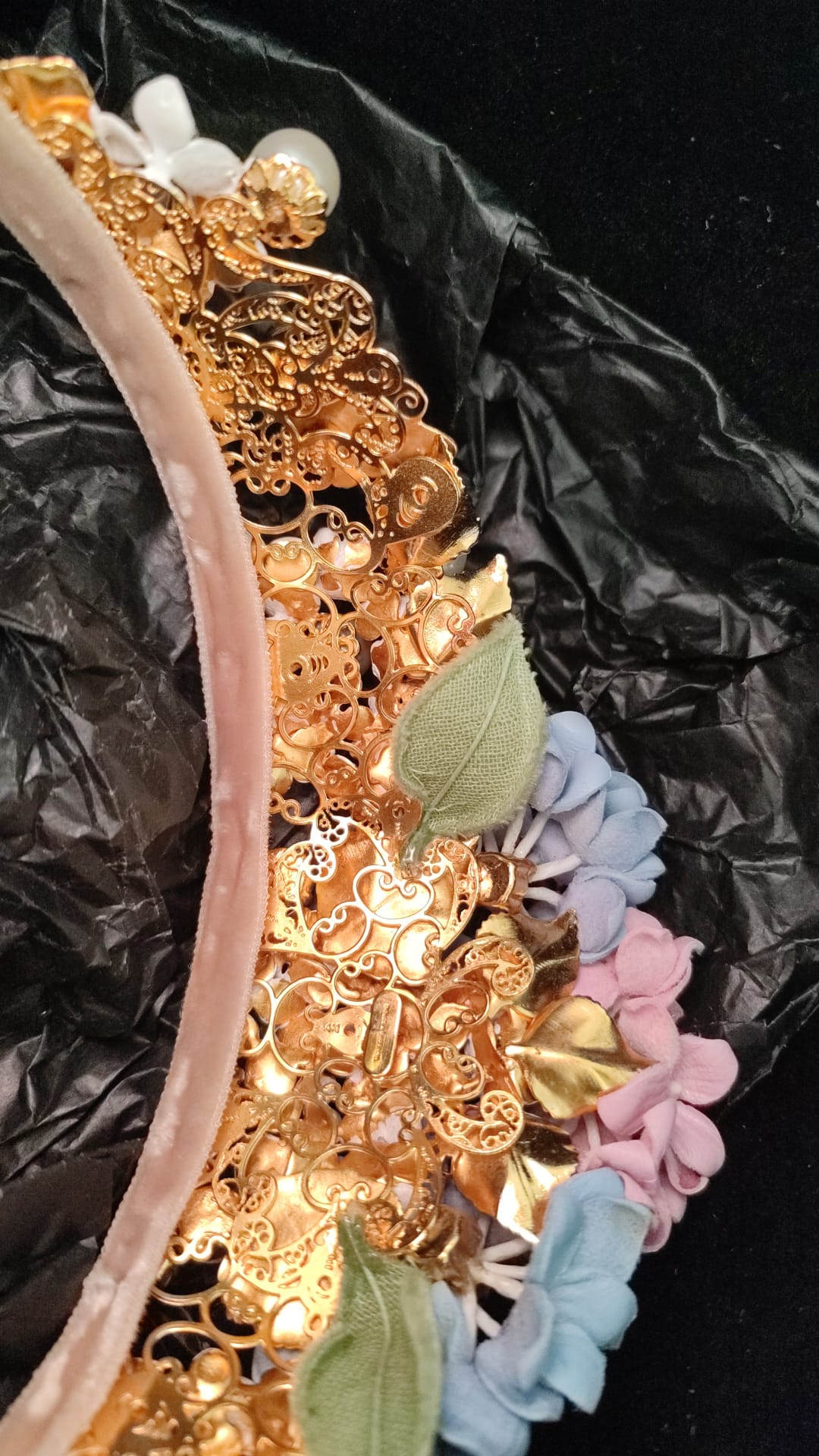 Dolce & Gabbana Gold Crystal Purple Hortensia Headband Crown Diadem – par Dolce & Gabbana | Disponible sur Sandy Store ByNet