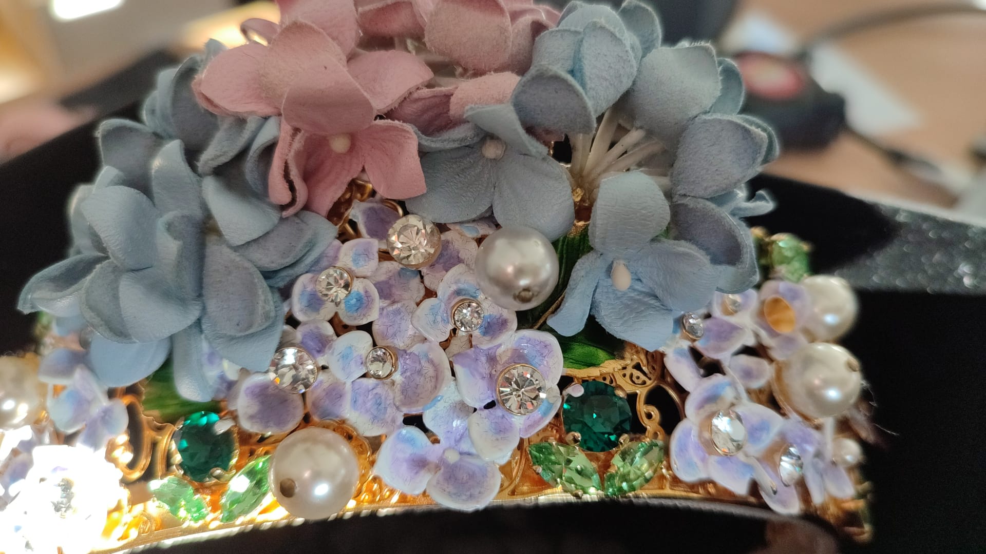 Dolce & Gabbana Gold Crystal Purple Hortensia Headband Crown Diadem – par Dolce & Gabbana | Disponible sur Sandy Store ByNet