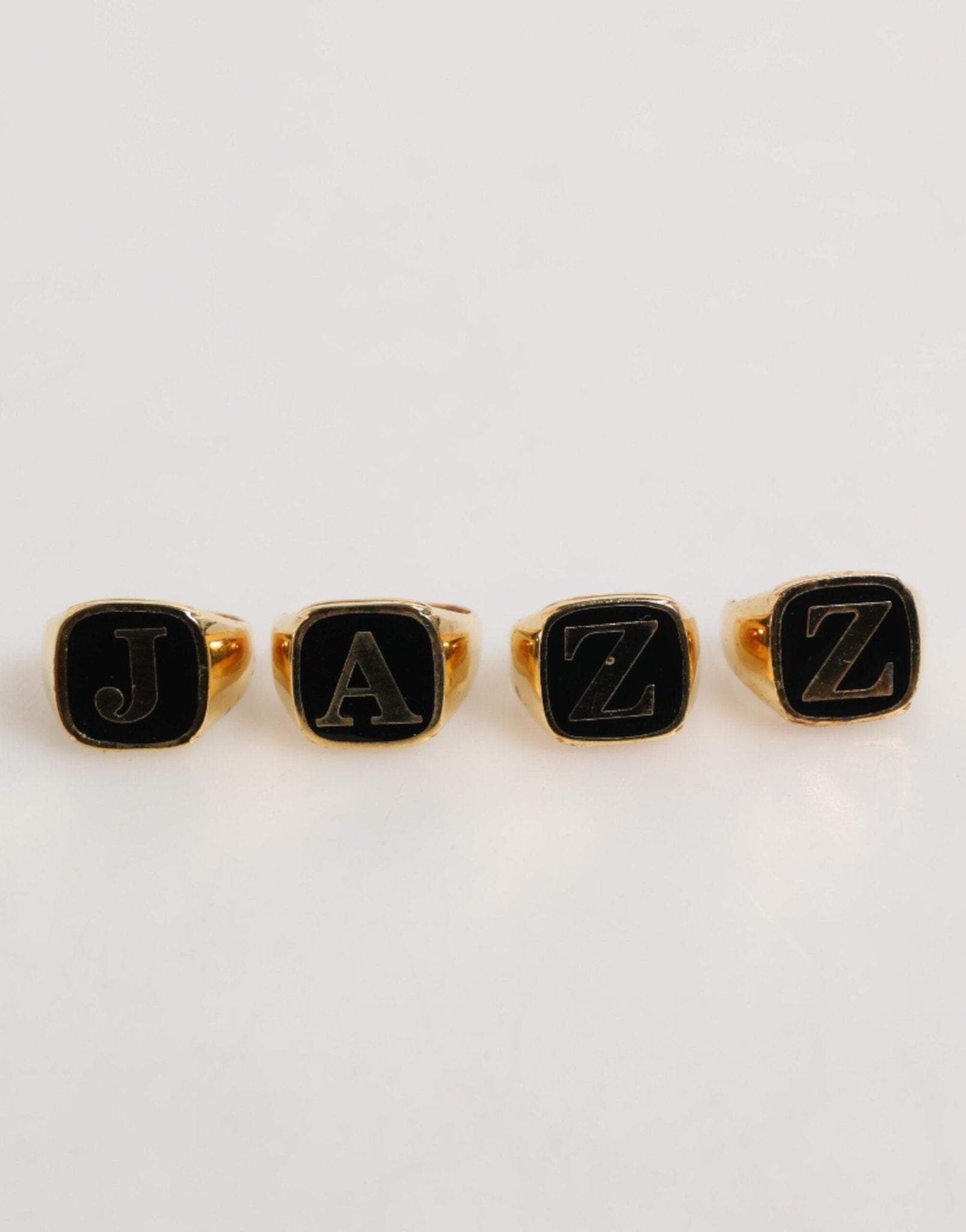 Dolce & Gabbana Gold Tone Brass JAZZ Letter Set 4 Pieces Adjustable Ring – par Dolce & Gabbana | Disponible sur Sandy Store ByNet