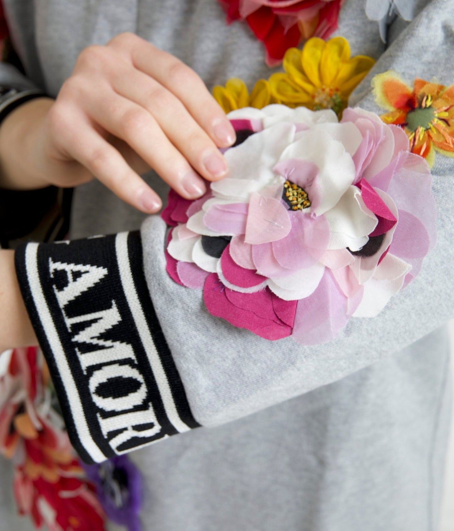 Dolce & Gabbana Gray DG Amore Queen Floral Pullover Sweater – IT36|XXS par Dolce & Gabbana | Disponible sur Sandy Store ByNet